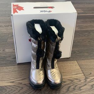 Pajar girls snow boots size 33 ( US size 2) like new